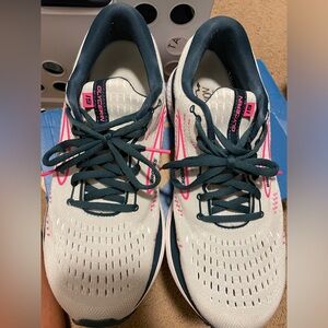 Brooks excellent condition like new women’s sz 10 glycerin